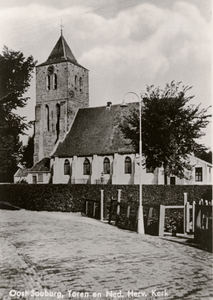 1004 De Nederlands Hervormde kerk op het Oranjeplein in Oost-Souburg. Links tegen de toren het fietsenhok en het ...