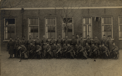 1025 Bijzonder Vrijwillige Landstorm te Vlissingen. Links onder: timmerman-aannemer van Breen. Rechts onder onderwijzer ...