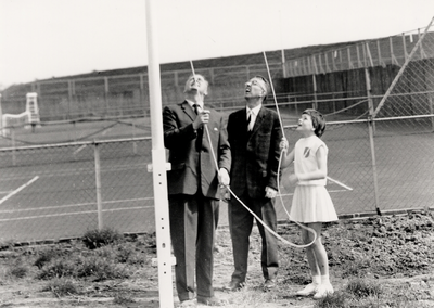 1030 Officiële opening van het nieuwe tennispark 'Zwanenburg' in het Nollebos. Christientje Hermsen van ...