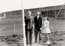 1030 Officiële opening van het nieuwe tennispark 'Zwanenburg' in het Nollebos. Christientje Hermsen van ...