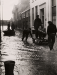 1044 Stormvloedramp 1 febr. 1953. Ook in de eeuwenoude Hellebardierstraat veroorzaakt het water veel ongemak aan de bewoners.