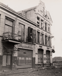 1061 Tweede Wereldoorlog. Oorlogsschade Nieuwendijk 4 hotel Monopole en Nieuwendijk 2 café Universel (van r. naar l.) ...
