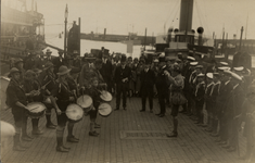 1086 Padvinders op ponton van de Stoomvaartmij Zeeland in de Buitenhaven. In het midden met hoge hoed en ketting: ...