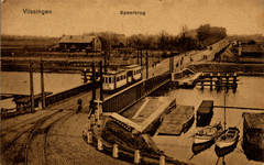 1090 'Vlissingen. Spoorbrug'. De Keersluisbrug, gebouwd in 1872, over het Kanaal door Walcheren. Op de achtergrond ziet ...