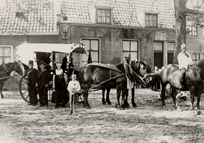 1134 Optocht in Oost-Souburg op het Oranjeplein, praalwagen nr.11. Voor de wagen staan van links naar rechts Wannes ...