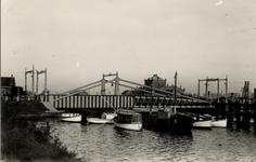 1147 De Keersluisbrug, over het Kanaal door Walcheren, gebouwd in 1872. Achter de brug ziet men het voormalige station ...