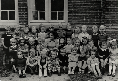 12 Schoolklasje van de Gereformeerde kleuterschool in de Kasteelstraat. Het schooltje was gevestigd op de ...