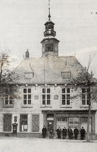 1208 Het Beursgebouw op het Beursplein zoals het gebouw eruit zag van 1881 tot de restauratie in 1928. Toen werd het ...
