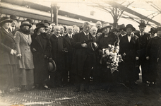 1215 Een groep mensen op het station met in het midden de heer J.G. van Niftrik en zijn vrouw.Vertrek van de heer en ...