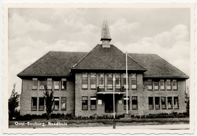 1216 'Oost-Souburg, Raadhuis' Gemeentehuis van Oost- en West-Souburg. 22 februari 1939 is de eerste steen gelegd. Is ...