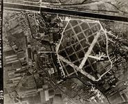 1220 Luchtfoto van Vlissingen. Het vliegveld (tussen de witte lijnen) en omgeving