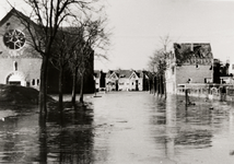 1242 Tweede Wereldoorlog. De Brouwenaarstraat gezien vanaf de Paul Krugerstraat, na de inundatie