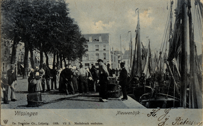 1253 'Vlissingen. Nieuwendijk' Nieuwendijk en Vissershaven met vissersvloot.. De man op de voorgrond met klompen is ...