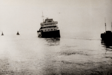 1285 Tweede Wereldoorlog. Duits transportschip gehalveerd door Engelse torpedo voor de haven van Vlissingen