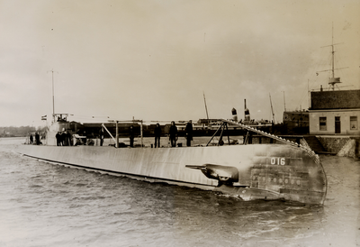 1290 De O 16, onderzeeboot, liggende in het Verbreed Kanaal. Bouwnr.: 200, bouwjaar: 1936. Eigenaar: Kon. Ned. Marine. ...