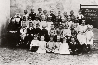1291 Fröbelschool Oost- en West-Souburg 1922-1923. Bovenste rij mej. Elisabeth Pouwer, hulpleidster, Klaas Mijnheer, ?, ...