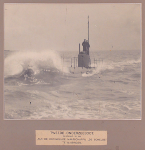 13 Kon. Mij. De Schelde, bouwnummer 133. Onderzeeboot O II. Koninklijke Marine. Op de rede