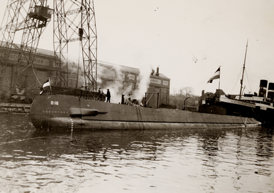 1309 De O 16, onderzeeboot, liggende in de Dokhaven. Bouwnr.: 200, bouwjaar: 1933. Eigenaar: Kon. Ned Marine. Op een ...