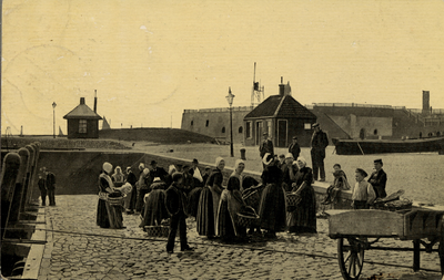 1321 'Vlissingen - Vischmarkt.' Visverkoop op de kaai bij het De Ruyterplein