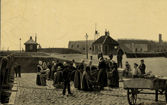 1321 'Vlissingen - Vischmarkt.' Visverkoop op de kaai bij het De Ruyterplein