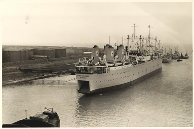 1338 Panamese walvisfabrieksschip Olympic Challenger afgemeerd aan de SHV bunkerterminal in de Buitenhaven van ...