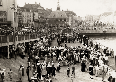 1394 Het talrijke publiek in afwachting van de historische landing van Michiel de Ruyter in de Voorhaven