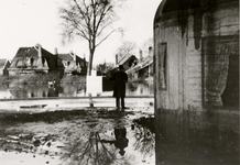1445 Tweede Wereldoorlog. Bunker (rechts) op de kruising van de Paul Krugerstraat en de Singel. Op de achtergrond de ...