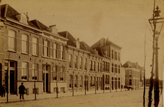 1463 De zuidzijde van de Coosje Buskenstraat gezien in de richting van de Boulevard. De foto is genomen ongeveer vanaf ...