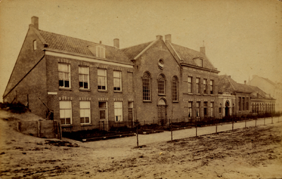 1507 De Christelijk Gereformeerde kerk A in de Coosje Buskenstraat, gebouwd in 1884. Rechts daarvan de Openbare school, ...
