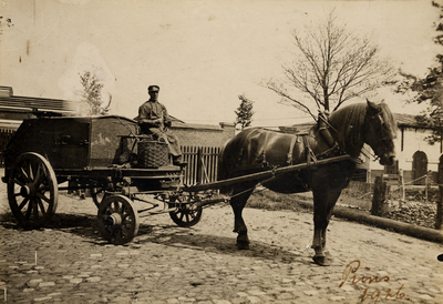 1530 Gemeentelijke reinigingsdienst in de Paardenstraat in Vlissingen. De tonnenwagen met het trekpaard Prins