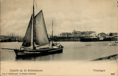 1568 'Gezicht op de Buitenhaven. Vlissingen'. Een (zeil)binnenvaartschip vaart de haven uit. Rechts op de achtergrond ...