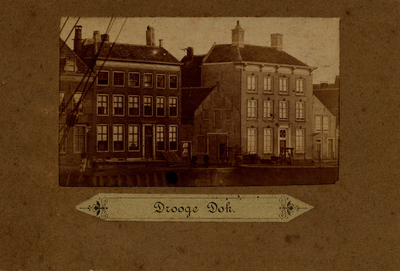 1571 Het Droogdok, gegraven in 1705, gedempt in 1974-1975. Ook de straat aan weerszijden van het dok heette Droogdok. ...