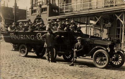 1595 Touring car op de Prins Hendrikweg, voor Hotel Zeeland