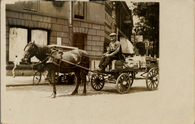 1596 Betje Wolffplein, begin Badhuisstraat. Groenteboer met paard en wagen