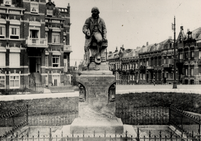 1620 Het standbeeld van Frans Naerebout op Boulevard Bankert bovenaan de Coosje Buskenstraat. De beeldhouwer was A.G. ...