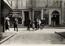 1629 Het Groenewoud gezien vanuit de Vlamingstraat. Rechts het 'Klompenhuisje', Groenewoud 74 (anno ca. 1625)