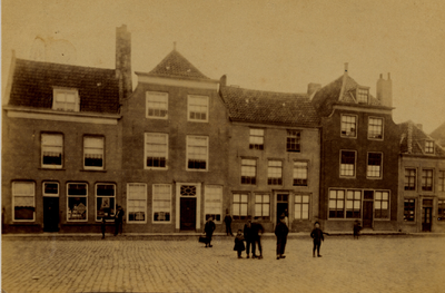 1664 De Grote Markt tussen de Schoolstraat en de Breewaterstraat. Volgens mededeling van Dhr. van Leeuwen woonden hier ...
