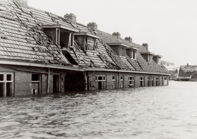 1748 Tweede Wereldoorlog. De Bosjeslaan na de inundatie van oktober 1944. Het gedeelte tussen Anjelierenlaan en Asterlaan