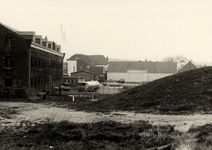 1825 Gedeelte van het Arsenaal (links) aan de Vissershaven. Rechts de Oranjedijk