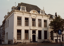 1828 Het ca. 1620, als patriciërshuis gebouwde pand, dat oorspronkelijk de Naam 'Garnaetappel' droeg. Thans voert het ...