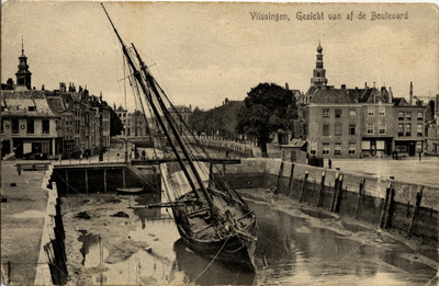 1835 'Vlissingen, Gezicht van af de Boulevard' Gezicht op de Voorhaven. Op de achtergrond het Beursgebouw, Smalle Kade, ...