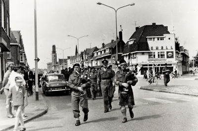 1841 Na een oefening in het Sloegebied, maakten Britse militairen een parade door Vlissingen. Op de foto ziet men de ...