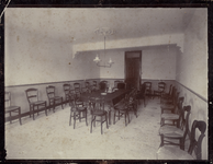 186 De kleine zaal (bestemd voor bijeenkomsten van 'zeelui aan den wal') van het verenigingsgebouw 'Elim', afdeling ...