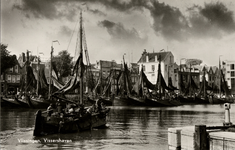 187 'Vlissingen, Vissershaven'. De Engelse- of Vissershaven, het binnenkomende visserschip is de Vli.5 van Cornelis ...