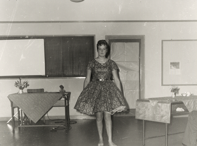 188 Modeshow door leerlingen van de Huishoudschool in het gebouw aan het Groenewoud