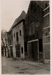 1895 Pakhuizen aan de noordzijde van de Koudenhoek dicht bij de Onderstraat. Uiterst links de achtertuin van het stadhuis