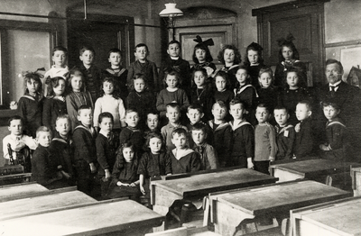 1902 Klas 3 of 4 van de Gereformeerde school in de Kasteelstraat. Bovenste rij van l. naar r.: Dirk Kuijt, Karel de ...