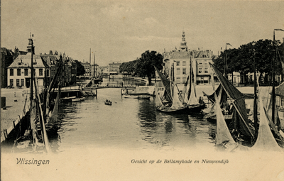 1906 'Vlissingen. Gezicht op de Bellamykade en Nieuwendijk'. De Voorhaven met vissersschepen. Op de achtergrond het  ...