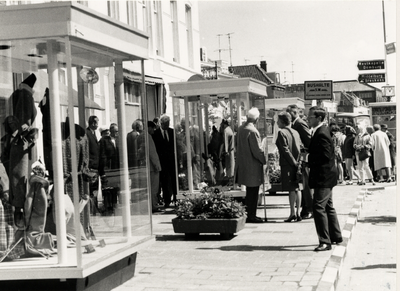 1934 Opening etagegalerij in de Coosje Buskenstraat door burgemeester Roemers