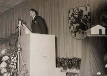 1937 Ir. Michielsen, directeur van de PZEM, spreekt tijdens de officiële ingebruikstelling van de nieuwe PZEM centrale ...